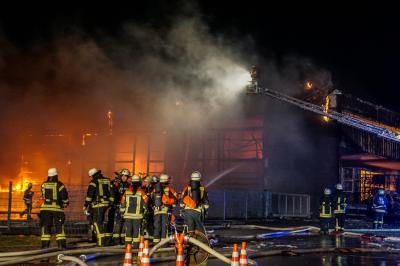 Geislingen-Binsdorf: Grossbrand an einer Lagerhalle eines Klimatechnikbetriebes